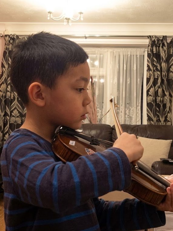 A pupil playing the violin